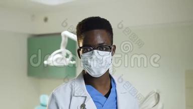 年轻的非洲牙医在牙医办公室带着<strong>医疗器械</strong>。